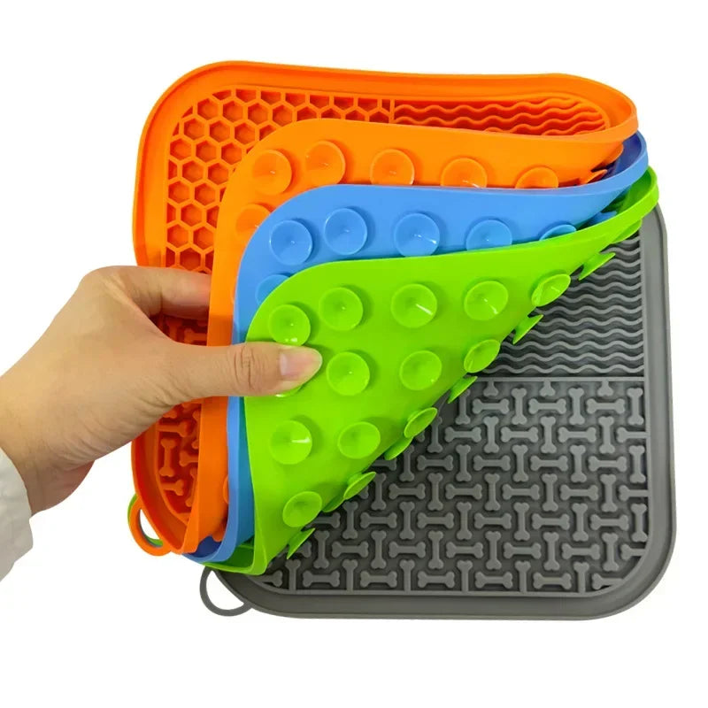 New Silicone Pet Licking Mats for Dogs Slow Feeder Dog Bowl with Suction Dog Lick Pad Slow Feeding Pet Supplies Plus Size20*20CM | Sorpresa